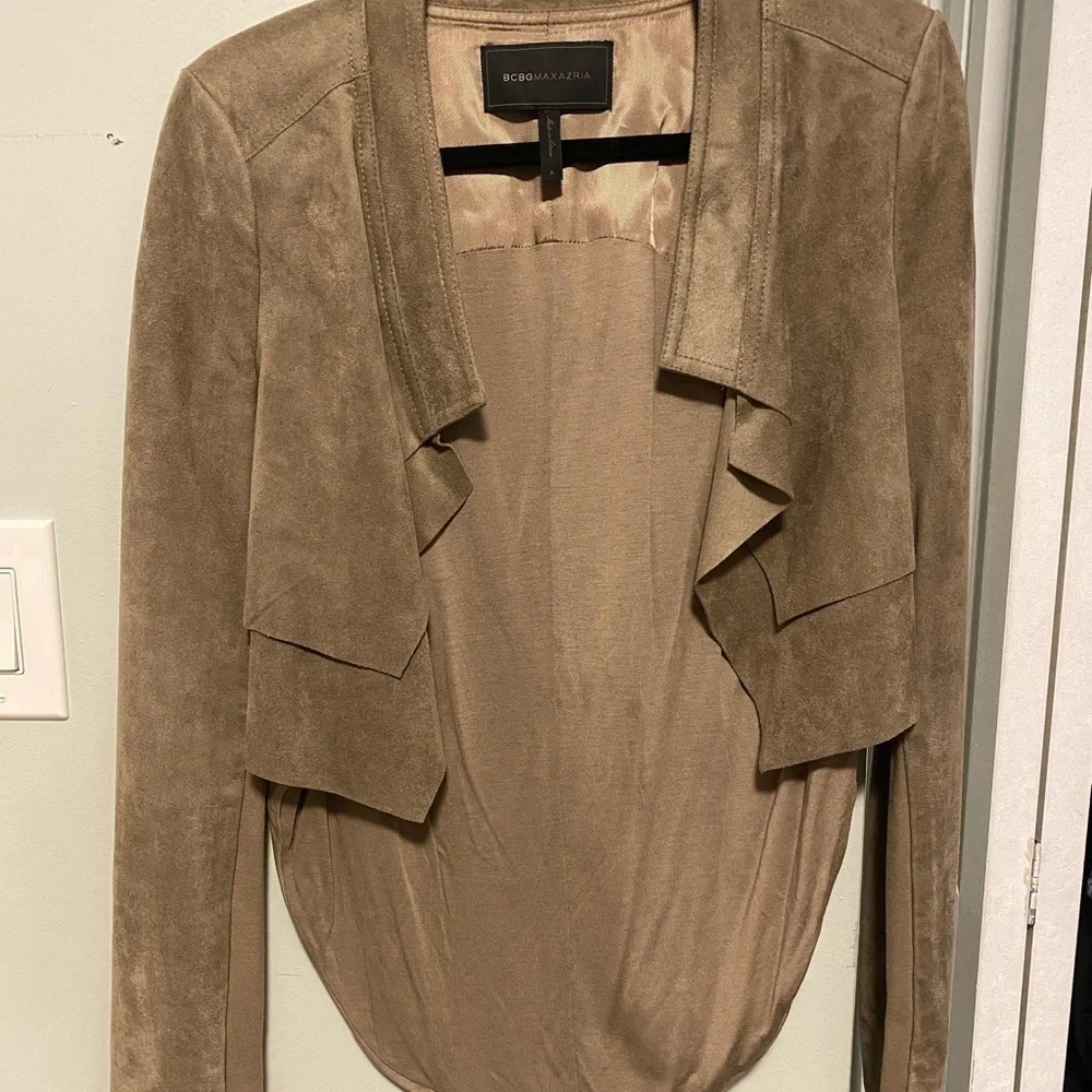 BCBG MaxAzaria | Norton Drape Faux Suede Vegan Cropped Blazer • small - Picture 4 of 6